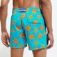 Herren Andere Bedruckt - Starfish Dance Stretch-Badeshorts für Herren, Curacao Rückansicht getragen