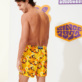 男款 Classic 印制 - 男士 1976 Sun Turtles 泳裤, Lemon 背面穿戴视图