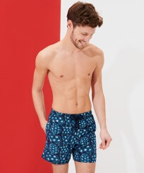 男士 2015 Inkshell 刺绣泳裤 - 限量版 Sapphire 正面穿戴视图