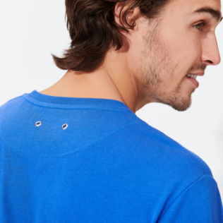 Imagen de Hombre Autros Liso - Camiseta de algodón orgánico de color liso para hombre, Mar azul detalles vista 3 Imagen de Hombre Autros Liso - Camiseta de algodón orgánico de color liso para hombre, Mar azul detalles vista 3