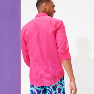 foto di Altri Unita - Camicia unisex in voile di cotone tinta unita, Shocking pink vista indossata posteriore foto di Altri Unita - Camicia unisex in voile di cotone tinta unita, Shocking pink vista indossata posteriore