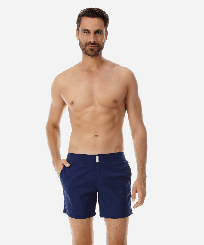 Herren Flat belts Uni - Kurze und figurbetonte Einfarbige Stretch-Badehose für Herren, Marineblau Vorderseite getragene Ansicht