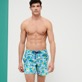 男款 Classic 印制 - 男士 Tropical Turtles Vintage 泳裤, Lazulii blue 正面穿戴视图