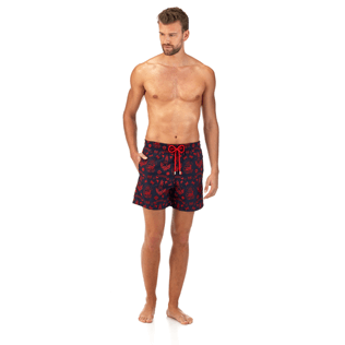 Herren Klassische Moorea Bestickt - Badeshorts mit aufgesticktem Tattoomotiv, Marineblau frontworn Herren Klassische Moorea Bestickt - Badeshorts mit aufgesticktem Tattoomotiv, Marineblau frontworn