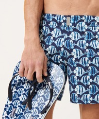 Herren Andere Bedruckt - Batik Fishes Flip-Flops für Herren, Marineblau Vorderseite getragene Ansicht