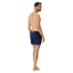 Hombre Autros Liso - Bañador elástico con cintura lisa y estampado de color liso para hombre, Azul marino vista trasera desgastada