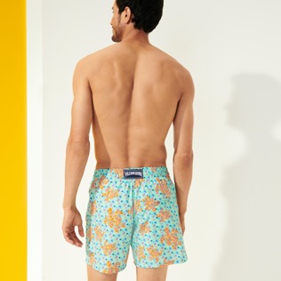 Imagen de Hombre Clásico Estampado - Men Swimwear Micro Macro Ronde Des Tortues, Laguna vista trasera desgastada Imagen de Hombre Clásico Estampado - Men Swimwear Micro Macro Ronde Des Tortues, Laguna vista trasera desgastada