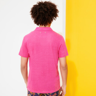 男款 Others 纯色 - 男士纯色亚麻运动 Polo 衫, Shocking pink 背面穿戴视图