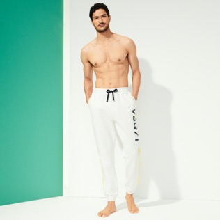 Bild von Herren Andere Bedruckt - Solid Jogginghose aus Baumwolle für Herren, Off white Vorderseite getragene Ansicht Bild von Herren Andere Bedruckt - Solid Jogginghose aus Baumwolle für Herren, Off white Vorderseite getragene Ansicht