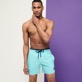 Herren Klassische dünne Stoffe Uni - Solid Bicolore Badeshorts für Herren, Lazulii blue Vorderseite getragene Ansicht Herren Klassische dünne Stoffe Uni - Solid Bicolore Badeshorts für Herren, Lazulii blue Vorderseite getragene Ansicht