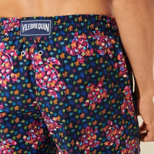 Imagen de Hombre Clásico Estampado - Bañador con estampado Micro Macro Ronde Des Tortues para hombre, Azul marino detalles vista 1 Imagen de Hombre Clásico Estampado - Bañador con estampado Micro Macro Ronde Des Tortues para hombre, Azul marino detalles vista 1