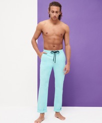 Pantalone uomo in cotone e lino elasticizzato comfort tinta unita Laguna vista frontale indossata