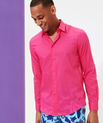 Uomo Altri Unita - Camicia unisex in voile di cotone tinta unita, Shocking pink vista frontale indossata