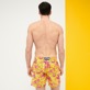 男士 Monsieur André 泳裤 - Vilebrequin x Smiley® 合作款 Lemon 背面穿戴视图