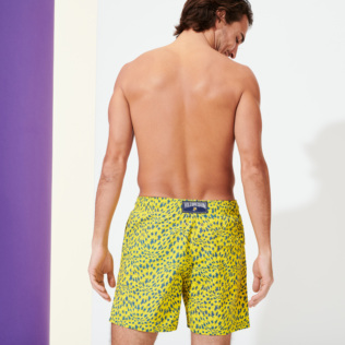 Photo de Homme CLASSIQUE Imprimé - Maillot de bain homme 2020 Micro Ronde Des Tortues Waves, Citron vue portée de dos Photo de Homme CLASSIQUE Imprimé - Maillot de bain homme 2020 Micro Ronde Des Tortues Waves, Citron vue portée de dos