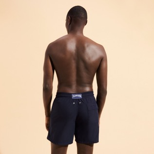 Herren Bestickte Bestickt - Men Swimwear Embroidered Logo - Vilebrequin x La Samanna, Marineblau Rückansicht getragen