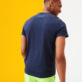 Herren Andere Bedruckt - Allo La Mer? T-Shirt aus Bio-Baumwolle für Herren, Marineblau Rückansicht getragen