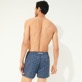 Herren Klassische Strech Bedruckt - Micro Ronde des Tortues Tricolore Stretch-Badeshorts für Herren, Marineblau Rückansicht getragen