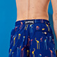 Hombre Clásico Bordado - Men Swimwear Embroidered Giaco Elephant - Limited Edition, Batik azul detalles vista 1