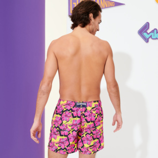 男款 Classic 印制 - 男士 1985 Crazy Flower 泳裤, Lemon 背面穿戴视图