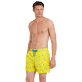 Hombre Clásico Estampado - Bañador con estampado Bateaux sur l'eau para hombre, Buttercup yellow frontworn Hombre Clásico Estampado - Bañador con estampado Bateaux sur l'eau para hombre, Buttercup yellow frontworn