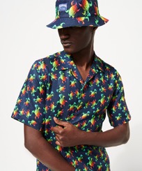 Altri Stampato - Cappello da pescatore uomo Tortues Rainbow Multicolor - Vilebrequin x Kenny Scharf, Blu marine vista frontale indossata