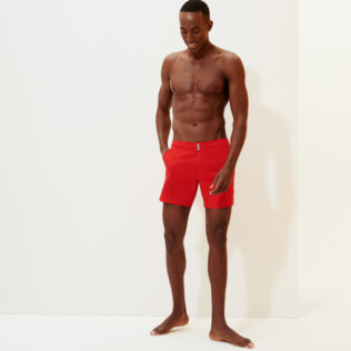 Herren Flat belts Uni - Kurze und figurbetonte Einfarbige Stretch-Badehose für Herren, Mohnrot Vorderseite getragene Ansicht