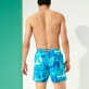 Herren Klassische Strech Bedruckt - Patchwork Shooting Badeshorts mit Stretch für Herren, Aquamarin blau Rückansicht getragen