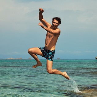 Picture of Men Short classic Printed - Men Swimwear Short and Fitted Stretch- Plastic Odyssey x Vilebrequin, Navy details view 7 Picture of Men Short classic Printed - Men Swimwear Short and Fitted Stretch- Plastic Odyssey x Vilebrequin, Navy details view 7