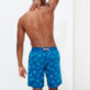 男款 Long classic 印制 - 男士 Starfish Dance 长款泳裤, Goa 背面穿戴视图