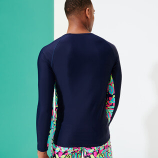 Photo de Homme AUTRES Imprimé - T-shirt anti UV homme manches longues 2021 Neo Turtles, Bleu marine vue portée de dos Photo de Homme AUTRES Imprimé - T-shirt anti UV homme manches longues 2021 Neo Turtles, Bleu marine vue portée de dos