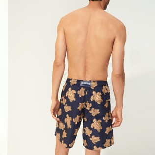 Bild von Herren Klassische lange Bedruckt - Lange Sand Turtles Badeshorts für Herren, Marineblau Rückansicht getragen Bild von Herren Klassische lange Bedruckt - Lange Sand Turtles Badeshorts für Herren, Marineblau Rückansicht getragen