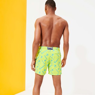 Bild von Herren Klassische Bestickt - Vilebrequin Badeshorts mit Stickerei für Herren – Limited Edition, Lemongrass Rückansicht getragen Bild von Herren Klassische Bestickt - Vilebrequin Badeshorts mit Stickerei für Herren – Limited Edition, Lemongrass Rückansicht getragen