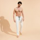 Uomo Altri Unita - Pantaloni da jogging uomo in velluto a coste grandi tinta unita, Off white vista frontale indossata