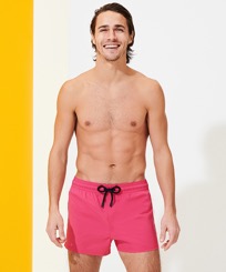 Hombre Autros Liso - Bañador corto, elástico y ajustado liso para hombre, Shocking pink vista frontal desgastada