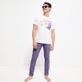 Homme AUTRES Graphique - Pantalon Chino homme imprimé Micro Stripes, Tricolor bleu/blanc/rouge vue de détail 1