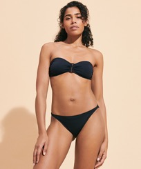 Women Bandeau Bikini Top Solid Negro vista frontal desgastada