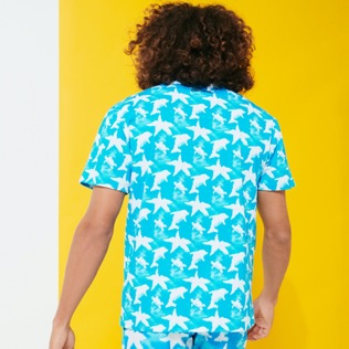 T-shirt uomo in cotone Clouds Hawaii blue vista indossata posteriore