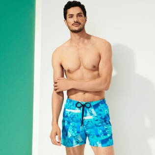 Photo de Homme CLASSIQUE STRETCH Imprimé - Maillot de bain court stretch homme Patchwork Shooting, Azur vue portée de face Photo de Homme CLASSIQUE STRETCH Imprimé - Maillot de bain court stretch homme Patchwork Shooting, Azur vue portée de face