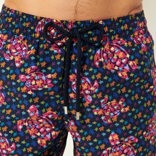 Imagen de Hombre Clásico Estampado - Bañador con estampado Micro Macro Ronde Des Tortues para hombre, Azul marino detalles vista 4 Imagen de Hombre Clásico Estampado - Bañador con estampado Micro Macro Ronde Des Tortues para hombre, Azul marino detalles vista 4