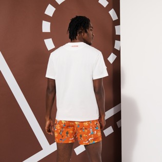 Imagen de Hombre Autros Estampado - Camiseta de algodón Ready 2 Jam para hombre, Blanco tiza vista trasera desgastada Imagen de Hombre Autros Estampado - Camiseta de algodón Ready 2 Jam para hombre, Blanco tiza vista trasera desgastada