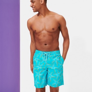 Photo de Homme CLASSIQUE LONG Imprimé - Maillot de bain homme Long 1997 Starlettes, Bleu ming vue portée de face Photo de Homme CLASSIQUE LONG Imprimé - Maillot de bain homme Long 1997 Starlettes, Bleu ming vue portée de face