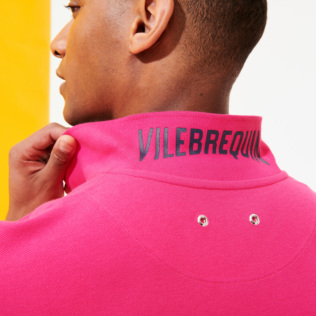 Imagen de Hombre Autros Liso - Polo en piqué de algodón de color liso para hombre, Shocking pink detalles vista 1 Imagen de Hombre Autros Liso - Polo en piqué de algodón de color liso para hombre, Shocking pink detalles vista 1