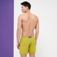 Herren Klassische Uni - Solid Badeshorts für Herren, Matcha Rückansicht getragen
