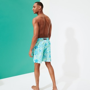 Imagen de Hombre Clásico largon Estampado - Bañador largo con estampado 1993 Raiatea para hombre, Cardamom vista trasera desgastada Imagen de Hombre Clásico largon Estampado - Bañador largo con estampado 1993 Raiatea para hombre, Cardamom vista trasera desgastada