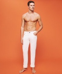 Pantaloni uomo in velluto 5 tasche regular fit Off white vista frontale indossata