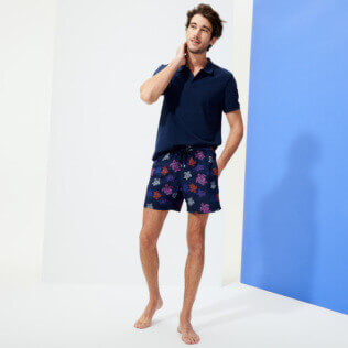 Photo de Homme CLASSIQUE Imprimé - Maillot de bain homme Ronde des Tortues Indies, Bleu marine vue de détail 1 Photo de Homme CLASSIQUE Imprimé - Maillot de bain homme Ronde des Tortues Indies, Bleu marine vue de détail 1