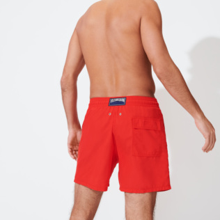 男款 Classic 神奇 - 男士 1999 Focus 遇水变色泳裤, Poppy red 背面穿戴视图