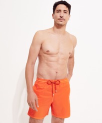 Herren Klassische dünne Stoffe Uni - Ultraleichte und verstaubare Solid Badeshorts für Herren, Tango Vorderseite getragene Ansicht