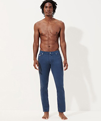 Pantalón de 5 bolsillos y color liso para hombre Azul marino vista frontal desgastada
